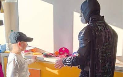 Un supereroe in missione per il sorriso dei bambini in corsia